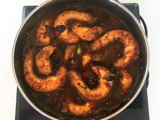 21、香辣卤鸡脖,大火烧制10分钟，收汁