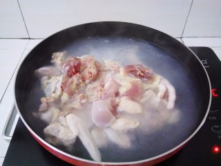 4、淮山煲鸡汤,锅里烧热水，把鸡块放进去灼水