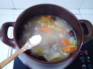 10、淮山煲鸡汤,放入适量的盐调味，转小火煲20分钟