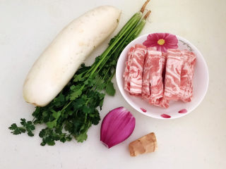 1、白萝卜羊肉汤,准备食材：白萝卜，新西兰羔羊肉片，香菜，紫皮圆葱，鲜姜