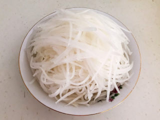 2、白萝卜羊肉汤,把白萝卜削皮后切成丝