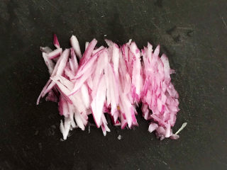 4、白萝卜羊肉汤,圆葱切成丝