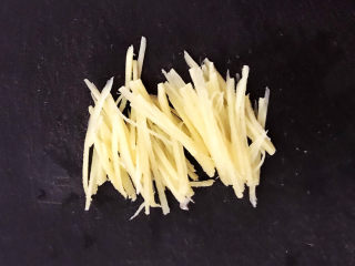 5、白萝卜羊肉汤,鲜姜切成丝