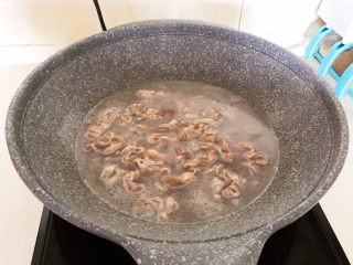 8、白萝卜羊肉汤,焯至羊肉变色即可