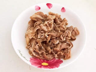 9、白萝卜羊肉汤,把焯好的羊肉捞出来