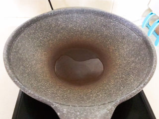 10、白萝卜羊肉汤,炒锅烧热后加入少许大豆色拉油