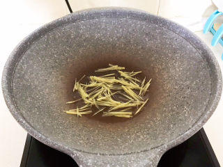 11、白萝卜羊肉汤,加入姜丝，煸炒出香味