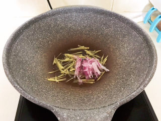 12、白萝卜羊肉汤,加入圆葱丝