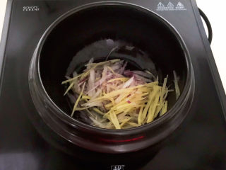 14、白萝卜羊肉汤,把焯好的葱姜丝放入砂锅里