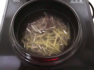 15、白萝卜羊肉汤,加入冷水，烧开后煮5分钟