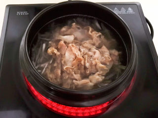 16、白萝卜羊肉汤,加入羊肉片