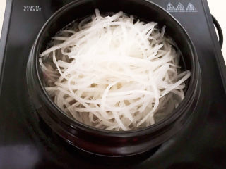 18、白萝卜羊肉汤,加入萝卜丝