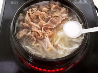 20、白萝卜羊肉汤,加入精盐