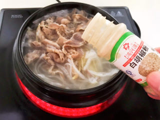 21、白萝卜羊肉汤,加入白胡椒粉调味