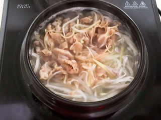 22、白萝卜羊肉汤,用筷子调匀