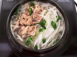 24、白萝卜羊肉汤,烧开即可