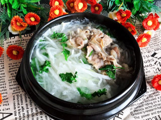 26、白萝卜羊肉汤,白萝卜羊肉汤是一道快手汤菜，清淡适宜，非常适合寒冷的冬天食用，羊肉香嫩，萝卜丝爽口，低盐无油，没有任何香料，这是一道非常健康的菜品，老少皆宜~