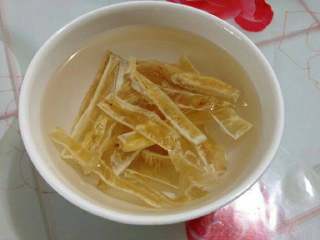 1、鱼胶炖雪梨, 鱼胶冷水泡软洗净。