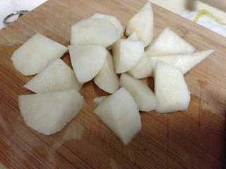 2、鱼胶炖雪梨,雪梨半个去皮切块。