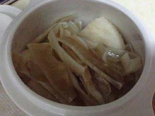 3、鱼胶炖雪梨,炖盅一个，雪梨放在最下面，再放鱼胶。