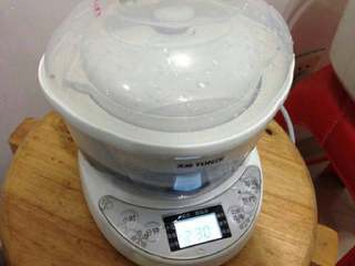 5、鱼胶炖雪梨,入炖盅按下鱼胶功能。