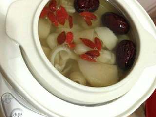 6、鱼胶炖雪梨,一个半小时后开盖加入枸杞。再继续炖1小时即可。