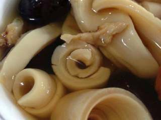 7、鱼胶炖雪梨, 公胶比母胶要好，也不会那么粘嘴。