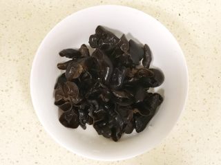 4、清爽开胃西芹百合,用清水多冲洗几次,洗干净杂质,备用