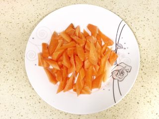 6、清爽开胃西芹百合,切成菱形备用