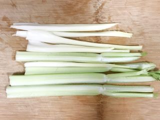 8、清爽开胃西芹百合,太宽的西芹,从中间一切为二