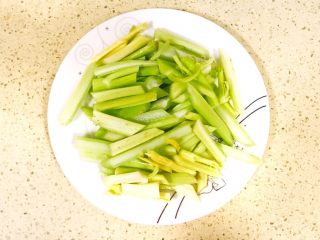9、清爽开胃西芹百合,再切斜刀,切成一段一段备用