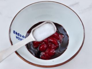 3、番茄金针菇肥牛汤,加入适量的盐调味。