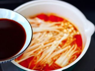 12、番茄金针菇肥牛汤,加入调制好的调料汁。