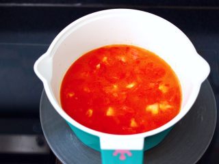 10、番茄金针菇肥牛汤,加入适量的清水。
