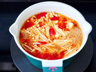 13、番茄金针菇肥牛汤,大火煮至2分钟左右时。