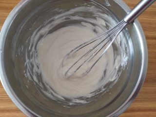 4、乳酪蛋糕,用手动打蛋器搅打均匀