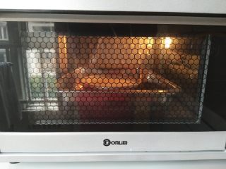 14、乳酪蛋糕,用深盘放上水，放入烤箱，模具放入深盘里，烤箱选择上火100，下火165度，烤80分钟