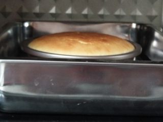 16、乳酪蛋糕,出炉后带着模具放架子上冷凉