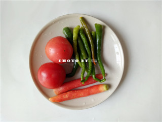 1、黑醋烤时蔬,番茄洗净；胡萝卜削皮洗净；二荆条去蒂洗净；