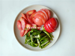 2、黑醋烤时蔬,番茄、胡萝卜切厚片；二荆条切斜段；