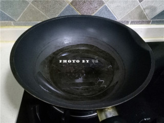 3、黑醋烤时蔬,炒锅倒入植物油烧热；