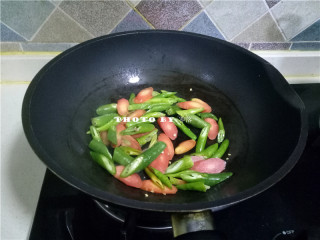 4、黑醋烤时蔬,放入胡萝卜、二荆条翻炒；