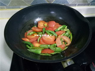5、黑醋烤时蔬,之后再放入番茄翻炒；