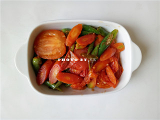 8、黑醋烤时蔬,番茄出汁之前，关火盛出；将食材盛入烤碗；