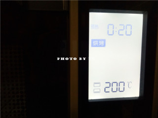 9、黑醋烤时蔬,预热烤箱：烤箱上下火200度预热；