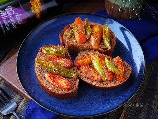 12、黑醋烤时蔬,将烤好的食材铺在面包上，即可食用。