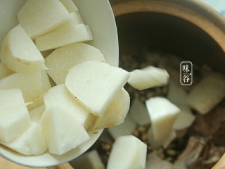 9、清热祛湿的沙葛猪骨汤,还有切好的沙葛。