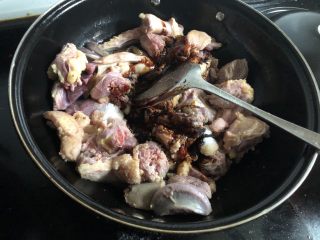 4、红烧老鹅,2分钟左右加入老抽，盐和糖翻炒均匀。