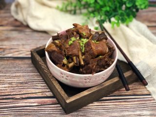 7、红烧老鹅,撒点葱花就来吃吧！