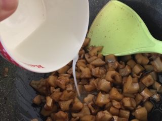 9、糖醋藕丁,倒入锅中翻炒均匀并大火收汁